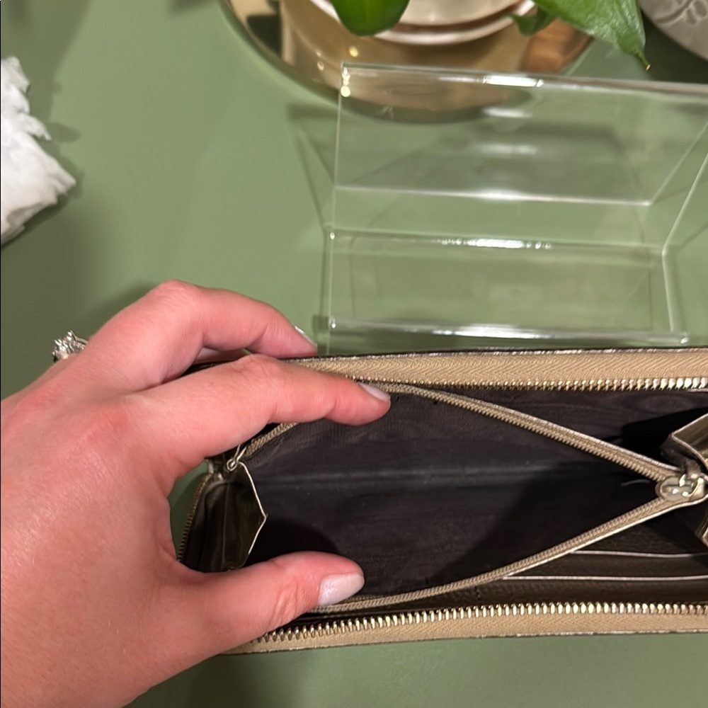 Gucci Gold Leather Wallet with Interlocking GG soho Logo - Picture 4 of 10